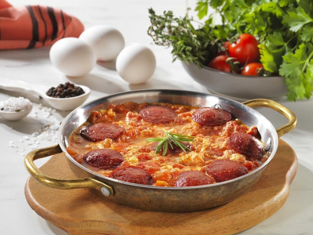 Menemen recept s kašarsko klobaso in klobaso za zajtrk