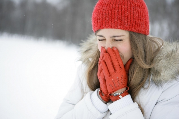 osebo s hladno alergijo prizadene dvakrat več prehlada kot običajna prehlajena oseba