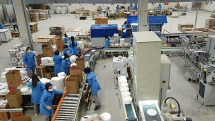 Vse zaposlene v tej tovarni od embalaže do nakladanja so ženske!