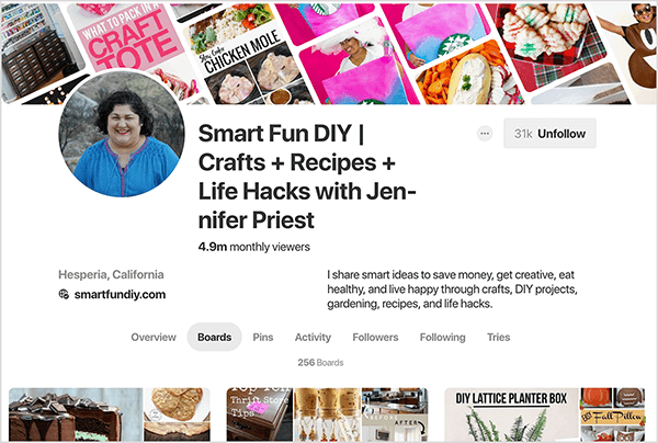 To je posnetek zaslona profila Pinterest Jennifer Priest z izbranim zavihkom Boards. Slika pasice na vrhu je sestavljena iz slik pinov, poševno na diagonali. Naslov njenega profila je »Smart Fun DIY | Crafts + Recepti + Life Hacks z Jennifer Priest «. V opisu piše: »Delim pametne ideje, da prihranim denar, ustvarjam, jem zdravo in živim srečno od obrti, DIY projekti, vrtnarjenje, recepti in življenjski hack. " Statistični podatki pravijo, da ima njen profil 4,9 milijona gledalcev mesečno in 256 deske. Sivi gumb v zgornjem desnem kotu pomeni, da ima 31 tisoč privržencev in je s črnimi črkami označen kot Ne spremljaj. Druge podrobnosti opozarjajo, da je v Hesperiji v Kaliforniji, njeno spletno mesto pa je smartfundiy.com.