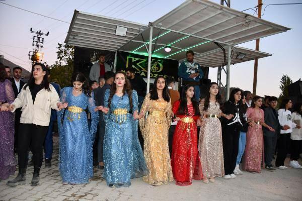 Na plemenski poroki v Şırnaku so obesili kilograme zlata