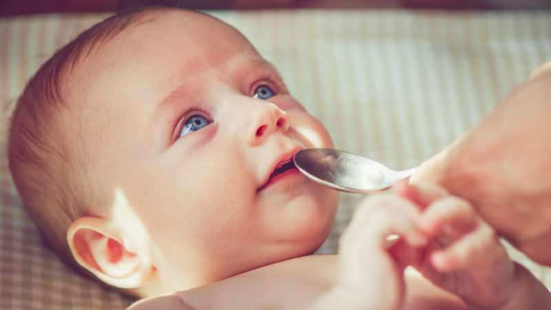 Kdaj se daje dojenčkom voda? Ali lahko dojenček, ki se hrani s formulo, dobi vodo ob prehodu na dopolnilno hrano?