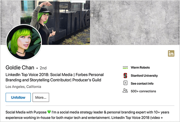 To je posnetek zaslona LinkedIn profila Goldie Chan. Je Azijka z zelenimi lasmi. Na svoji profilni fotografiji ima ličila, črno ogrlico iz čokerja in črno srajco. Njen slogan pravi »LinkedIn Top Voice 2018: Social Media | Forbesov sodelavec pri osebni blagovni znamki in pripovedovanju zgodb | Ceh producentov "