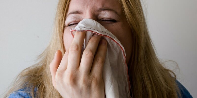 sputum povzroča stalen izcedek iz nosu ali grla 