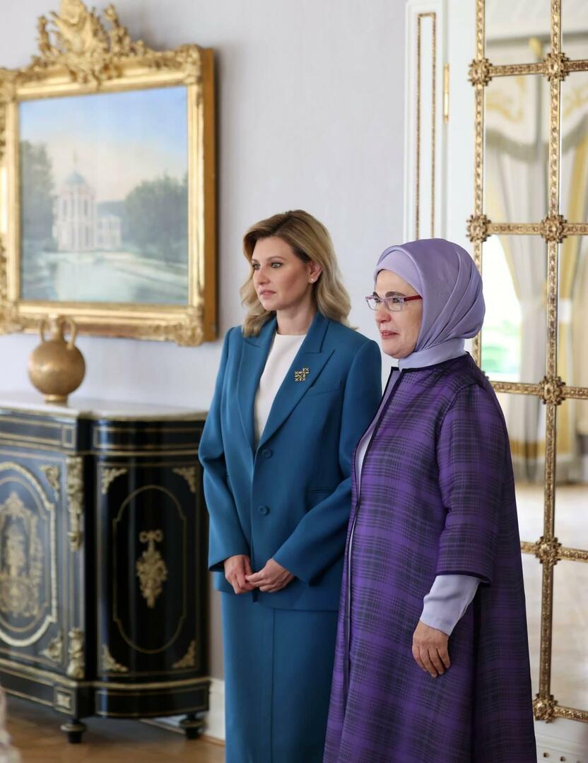 Emine Erdoğan je gostila Oleno Zelensko, ženo ukrajinskega predsednika