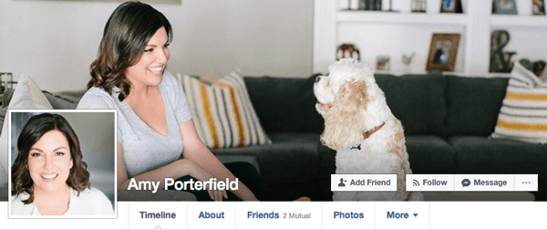 Amy Porterfield za svoj osebni profil na Facebooku uporablja priložnostne slike, ki bi še vedno delovale v poslovnem kontekstu.