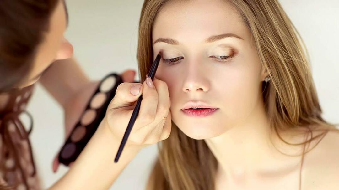 Kako narediti popoln make-up? Sijajte ves dan z 10 izdelki