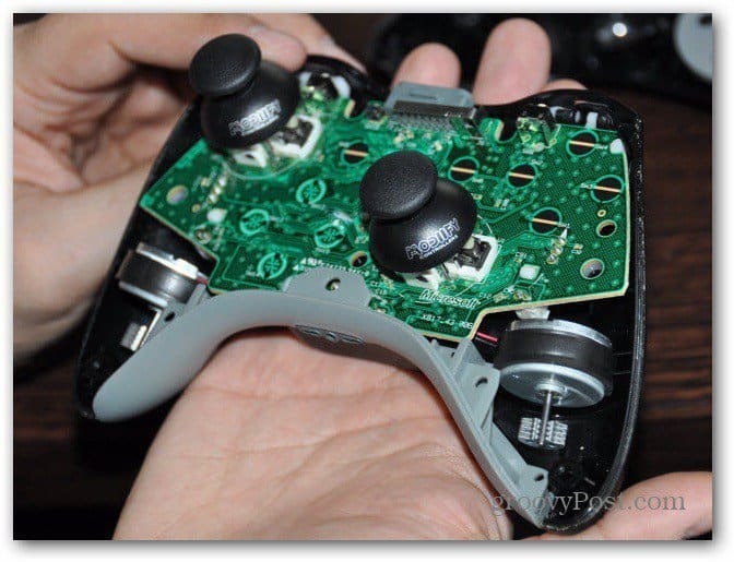 Zamenjajte nove palčke za analogne palčke Xbox 360 regulatorja