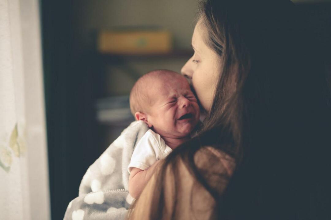 Kako pomiriti jokajočega dojenčka v 5 minutah!