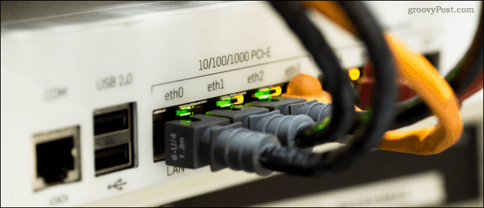 Ethernetni kabli so priključeni na omrežno stikalo