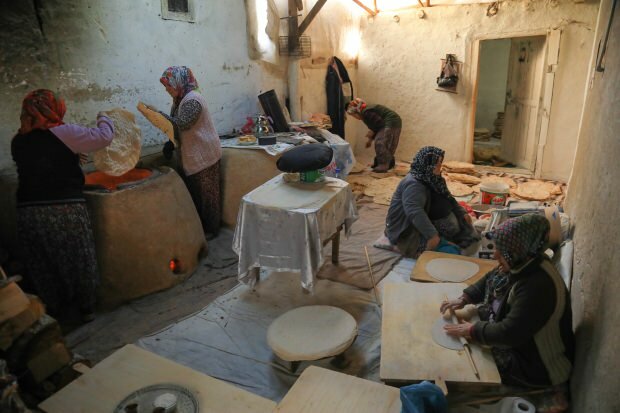 Ženske, ki izdelujejo tandoor kruh