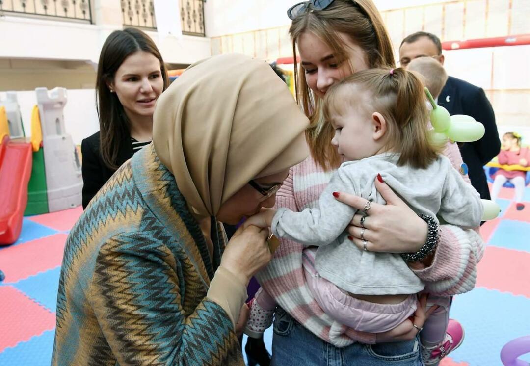 Emine Erdoğan se je srečala z otroki sirotami, pripeljanimi iz Ukrajine
