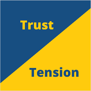 To je kvadratna ilustracija tržnega koncepta zaupanja in napetosti Setha Godina. Kvadrat je modri trikotnik zgoraj levo in rumeni trikotnik spodaj desno. V modrem trikotniku rumeno besedilo piše Zaupanje. V rumenem trikotniku modro besedilo piše Napetost.