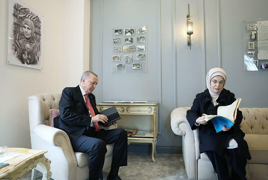 Predsednik Erdoğan in Emine Erdoğan sta si ogledala fundacijo Şule Yüksel Şenler