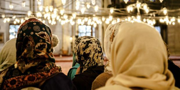 Ali ženske prevzemajo petkove molitve?