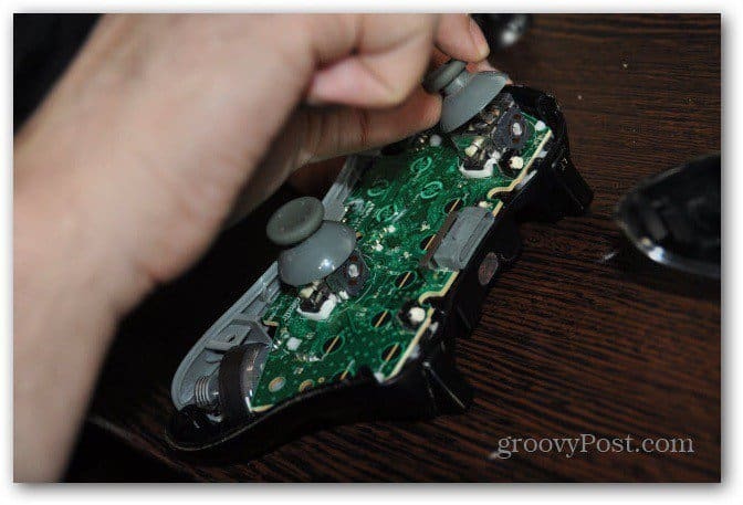 Zamenjajte Xbox 360 analogne palčke za odstranjevanje starih palic