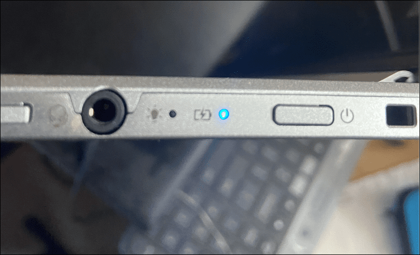 Stranski gumb za vklop popravi črni zaslon Chromebooka
