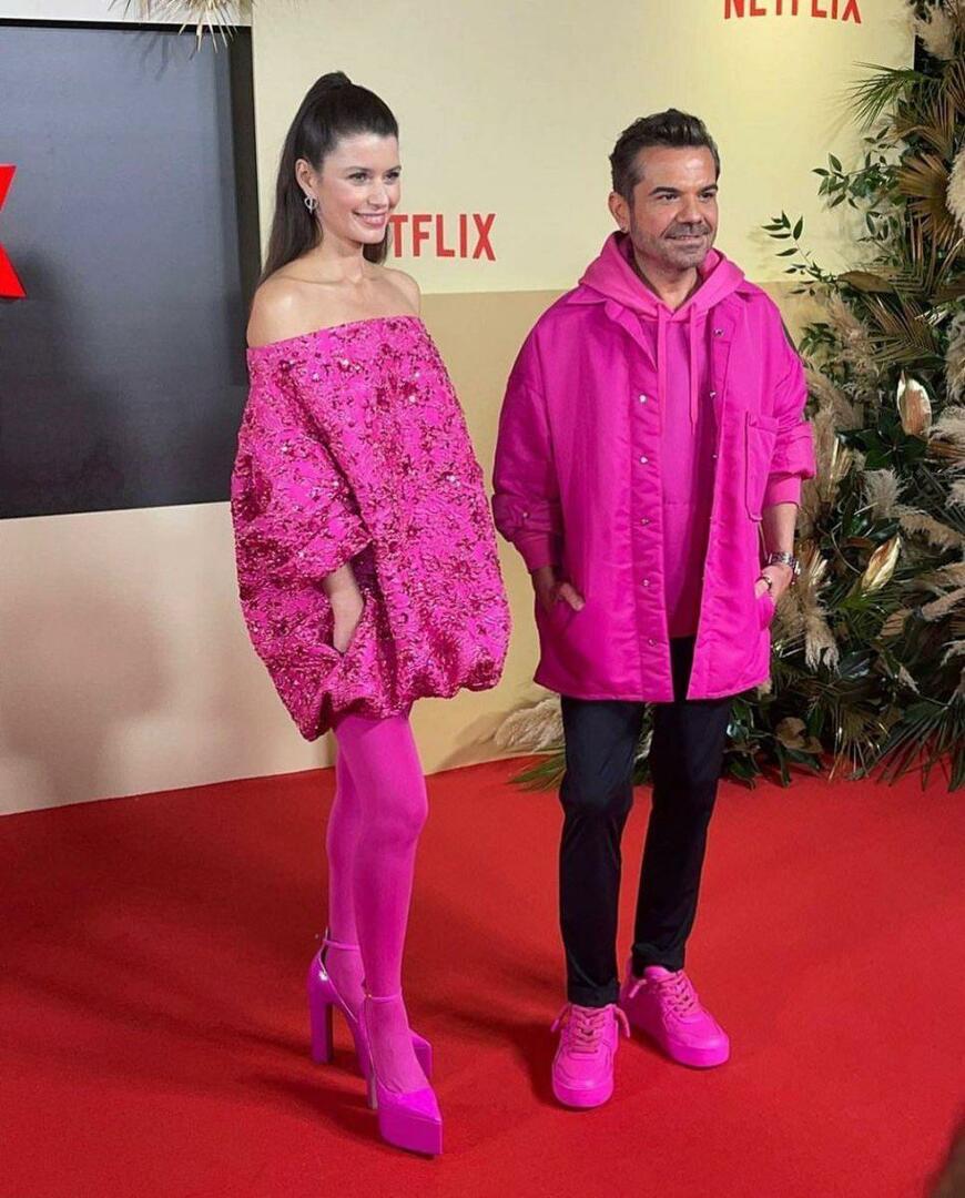 Beren Saat in Kenan Doğulu sta s svojo roza kombinacijo pretresla družbena omrežja