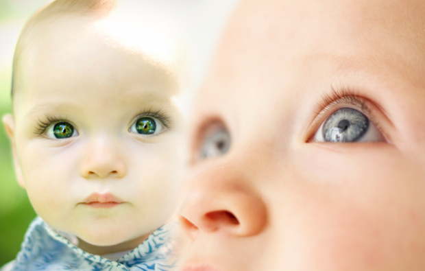 barva oči pri dojenčkih