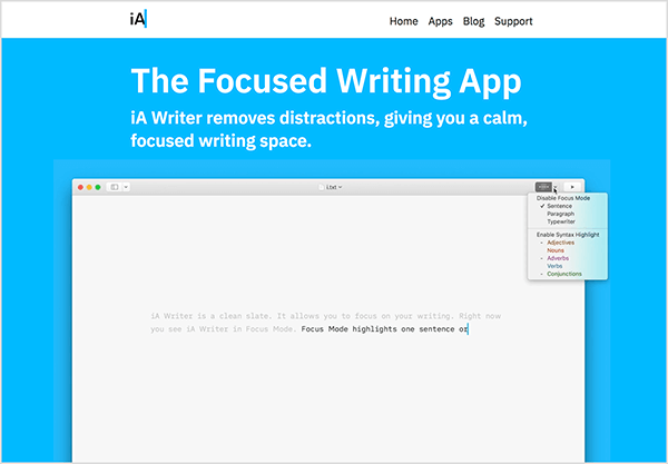 Ta slika je posnetek zaslona promocijske strani za aplikacijo iA Writer. V beli glavi na vrhu se na levi strani prikaže logotip iA. Na desni so naslednje možnosti navigacije: Domov, Aplikacije, Blog, Podpora. Nato so na modrem ozadju podrobnosti o aplikaciji. Na modrem ozadju se prikaže naslednje belo besedilo: »Program Focused Writing iA Writer odstrani moti, vam daje miren, osredotočen prostor za pisanje. " Pod tem besedilom je video, kako nekdo tipka s pomočjo iA Writer aplikacija. V zgornjem levem kotu vmesnika je meni možnosti za način ostrenja aplikacije.