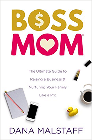 To je posnetek zaslona knjige naslovnice knjige Boss Mom: The Ultimate Guide to Raising Business & Kurturing Your Family Like a Pro avtorice Dana Malstaff. Besede v naslovu so rumene oziroma roza. Znak za dolar se pojavi znotraj O v besedi Boss. Srce se pojavi znotraj O v besedi mama. Ovitek ima belo podlago, pod naslovom in sloganom pa so razporejeni beležka, iPhone, gumijasta račka, skodelica kave in odprta tuba roza šminke.