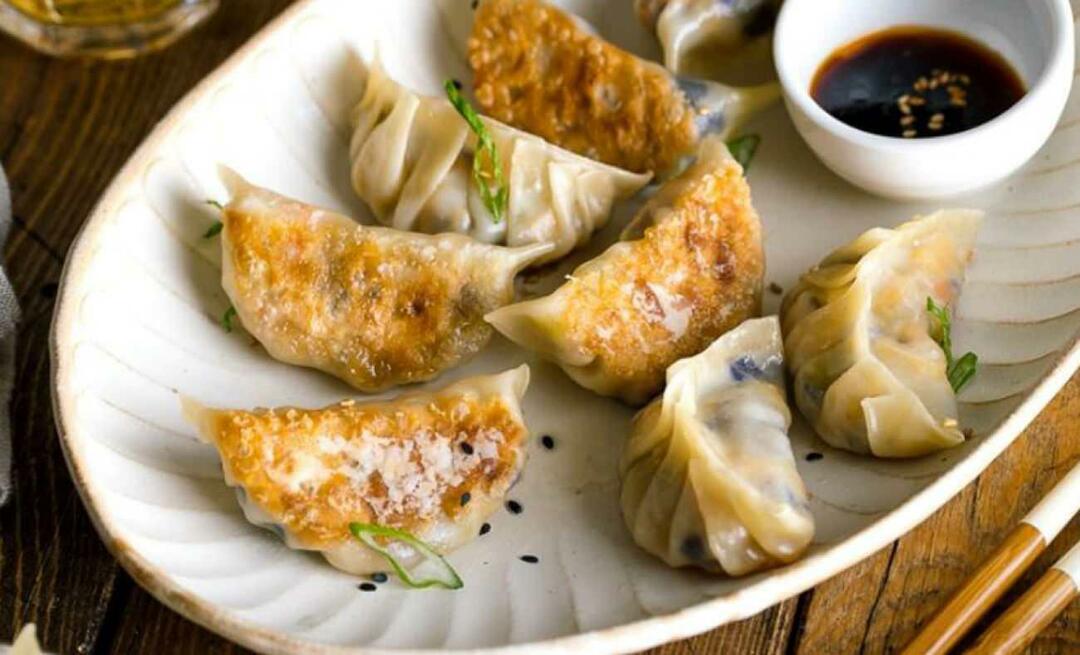 Kako narediti gyoza Kakšen je recept za japonske raviole gyoza? Tukaj so hrustljavi in ​​sočni ravioli...