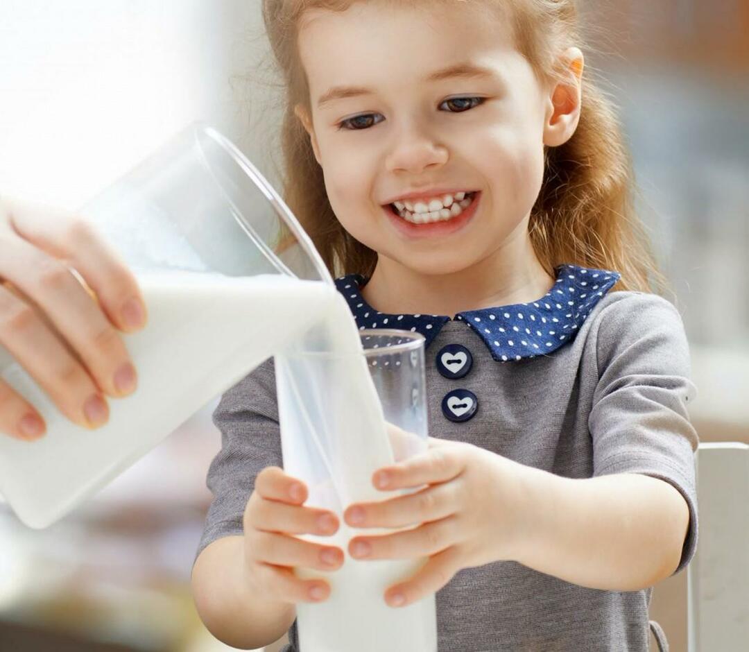 otrok, ki pije mleko
