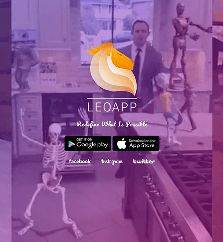 To je posnetek zaslona domače strani aplikacije Leo AR. Ozadje ima vijoličen odtenek in prikazuje moškega, ki v svoji kuhinji pleše z animiranim okostjem, animiranim otrokom v rumeni majici in kratkih hlačah ter animiranim androidom. V sredini je ime aplikacije in gumbi za iskanje aplikacije v Googlu Play in App Store.