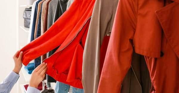 Ali se lahko bolezen prenaša z oblačili, pomerjenimi v trgovini?
