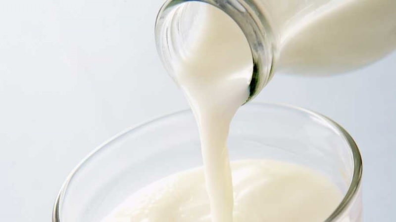 Kaj storimo, da se med nalivanjem mleka ne izvaja? Tehnika izlivanja mleka, ne da bi pršila mleko na vas