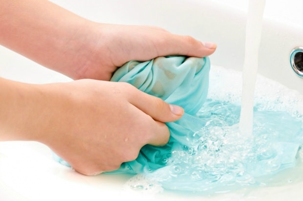 Kako očistiti madež barvnega perila?