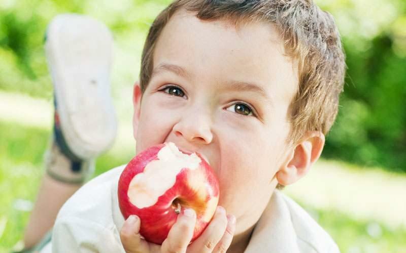 Uživanje svežega sadja in zelenjave za zdravje zob pri otrocih