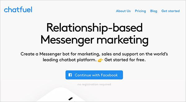 To je posnetek zaslona spletnega mesta Chatfuel. Zgoraj levo se v modrem besedilu prikaže beseda "Chatfuel". V zgornjem desnem kotu so naslednje možnosti navigacije: O nas, Cene, Spletni dnevnik, Začnite. V središču glavnega dela spletnega mesta je več besedila. V velikem naslovu piše "Trženje Messengerja na podlagi odnosov". Pod naslovom je naslednje besedilo: »Ustvarite Messenger bota za trženje, prodajo in podporo na vodilni svetovni platformi chatbot. Začnite brezplačno. « Pod tem besedilom je modri gumb z logotipom Facebooka in modro besedilo z napisom »Nadaljuj s Facebookom«. Natasha Takahashi pravi, da je Chatfuel platforma za gradnjo botov, ki tržnikom omogoča, da ustvarijo bota, ne da bi vedeli, kako kodirati.