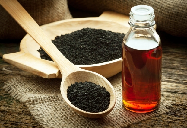 Olje črnega semena zmanjšuje škodljive celice na površini kože. 