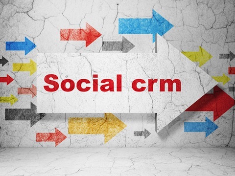 poslovni koncept puščica s socialnim crm na grunge teksturirani betonski steni ozadju