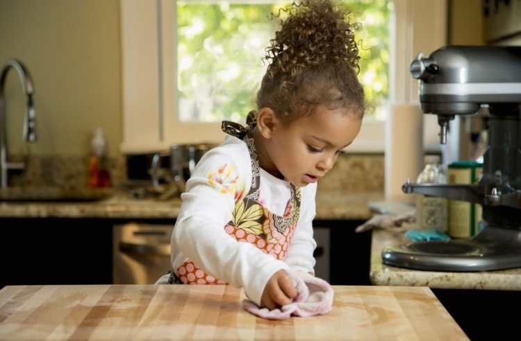 Katere gospodinjske naloge lahko opravljajo otroci?