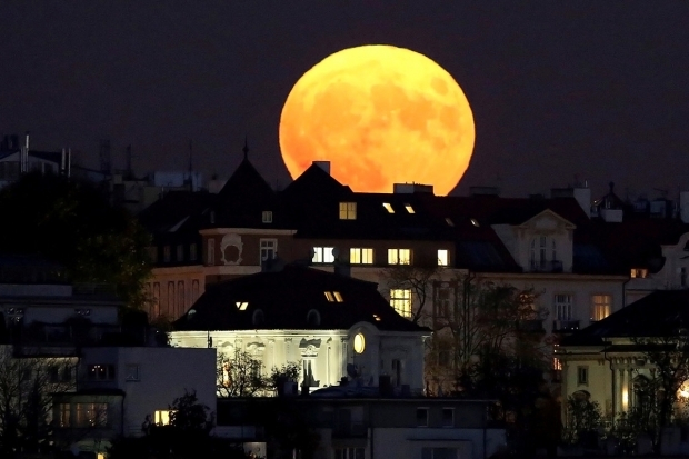 Če je super luna blizu zemlje, se površina lune obarva rdeče