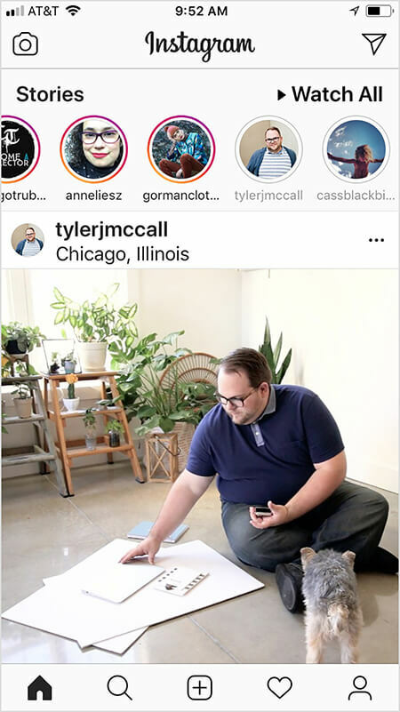 Tyler J. McCall je opazil, da se zdi, da algoritem Instagrama prikazuje več vsebine računa v viru, če gledate zgodbo o Instagramu računa ali komunicirate z njo in obratno. Uporabnikov domači zaslon v Instagramu prikazuje objavo Tylerja, potem ko si je uporabnik ogledal njegovo zgodbo. Na posnetku v Instagramu je prikazan Tyler, ki sedi na tleh z velikimi listi belega papirja in zvezkom. Majhen črno-rjav pes se sooča s Tylerjem. Veliko zelenih rastlin na lestvah je v ozadju.