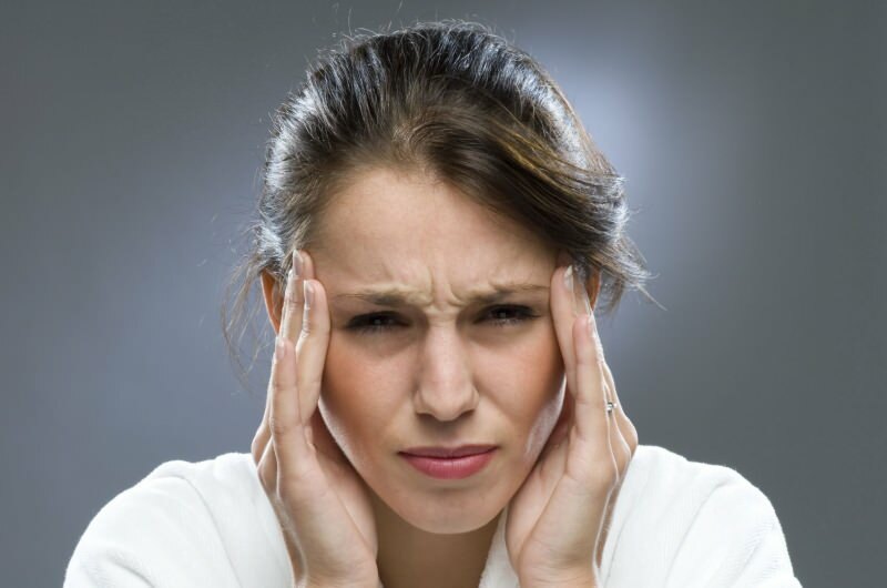 Mnogo situacij lahko povzroči glavobol.