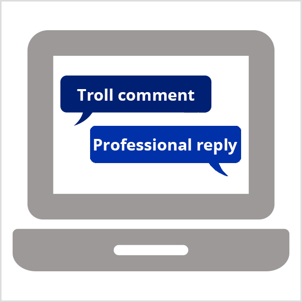Odzovite se na komentarje trolov z enim strokovnim odgovorom. Ilustracija prikazuje sivi prenosni računalnik, odprt za zaslon s temno modrim oblačkom z napisom Troll comment in kraljevsko modrim oblačkom z napisom Professional Reply.