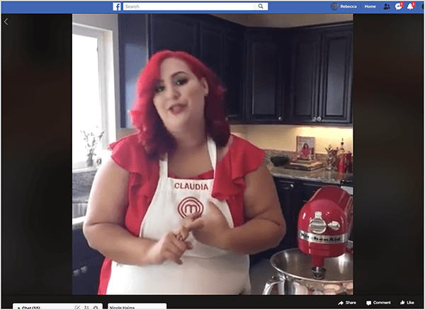 To je posnetek zaslona videoposnetka Facebook Live s kuharico Claudio Sandoval, ki jo je leta 2016 gostila v okviru navzkrižne promocije z aplikacijo T-Mobile Torek. V videu Claudia stoji v kuhinji s črnimi omaricami in granitnimi pulti. Okno nad umivalnikom prepušča naravno svetlobo v prostor. Claudia stoji ob rdečem mešalniku Kitchen Aid. Je Latinoameričanka, ki ima svetlo rdeče lase, ki padejo tik pod njena ramena. Oblečena je v ličila, svetlo rdeč vrh in bel predpasnik z Claudio in logotipom MasterChef, vezenim z rdečo nitjo. Medtem ko govori, gestikulira z rokami. Leta 2016 je Stephanie Liu s Claudio sodelovala pri produkciji tega videa v živo.
