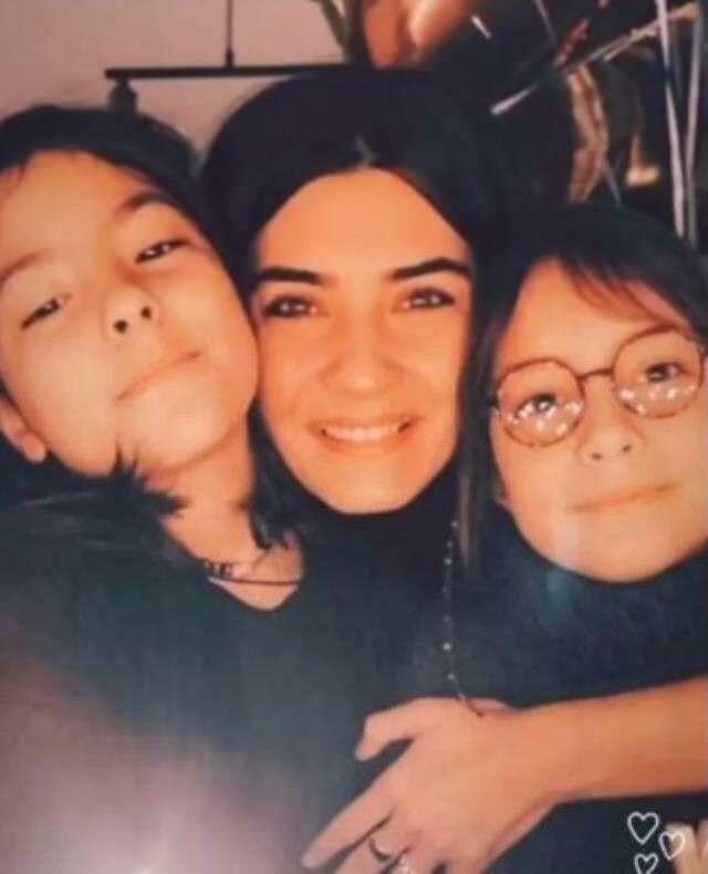Tuba Büyüküstün je delila sliko s svojima hčerkama
