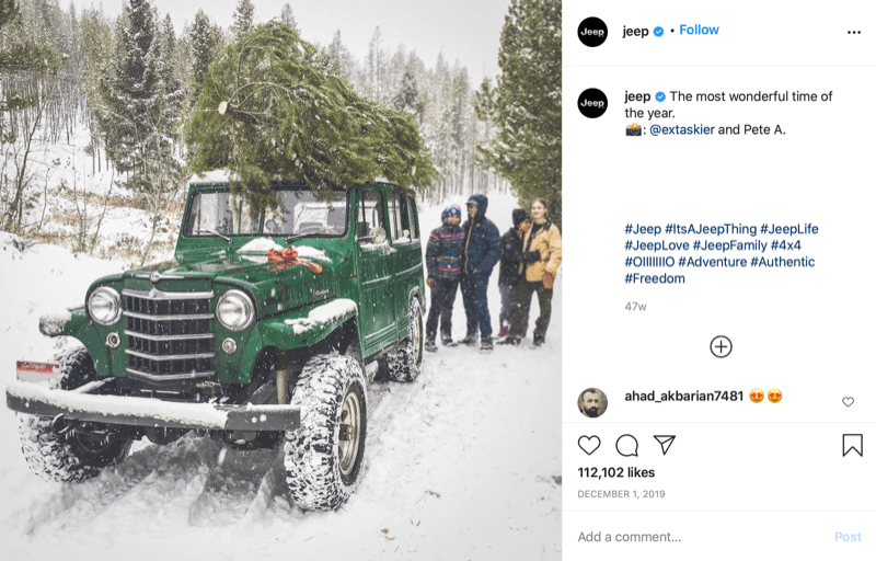 instagram post od @jeep prikazuje družino na koncu lova na božično drevo z drevesom na vrhu njihovega džipa, globoko v snegu in drevesni deželi