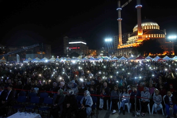 Bosanski umetnik Zeyd Şoto in Eşref Ziya Terzi sta koncertirala v Bağcılarju 