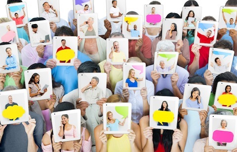 multietnična skupina ljudi, ki imajo tablice pred obrazi