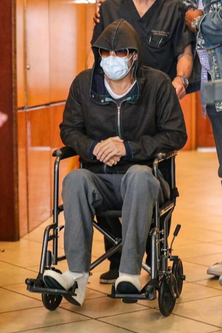 Brad Pitt izstopi iz invalidskega vozička 