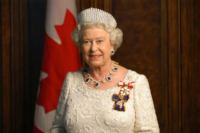 Kraljica Elizabeta je zaradi strahu pred virusom corone zapustila palačo! Gledano prvič po 72 dneh