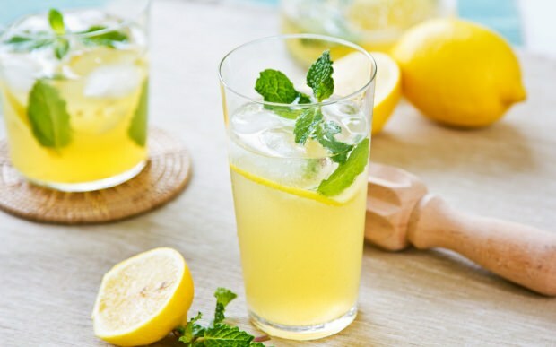 Kaj se zgodi, če pijemo navaden limonin sok?