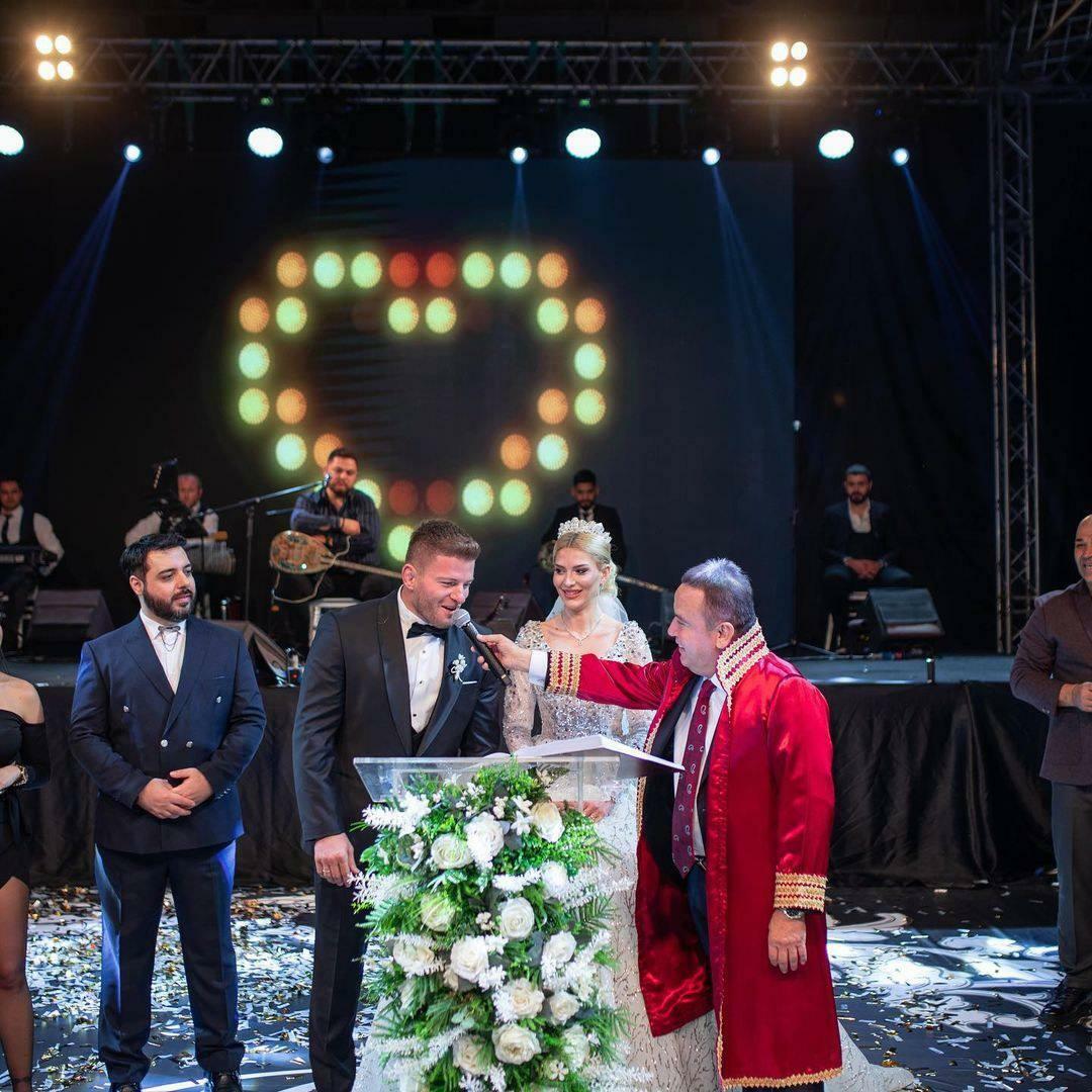 Poroko slavnega para je opravil župan metropolitanske občine Antalya.