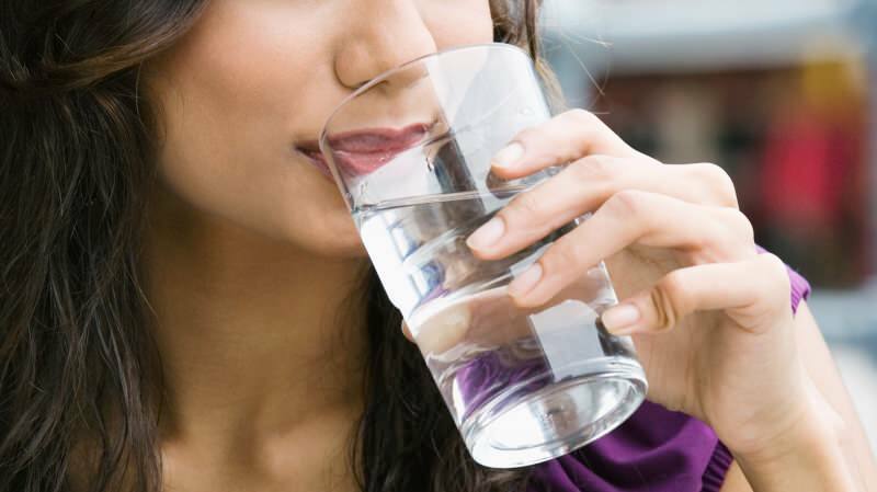Je škodljivo pitje vode med obroki?